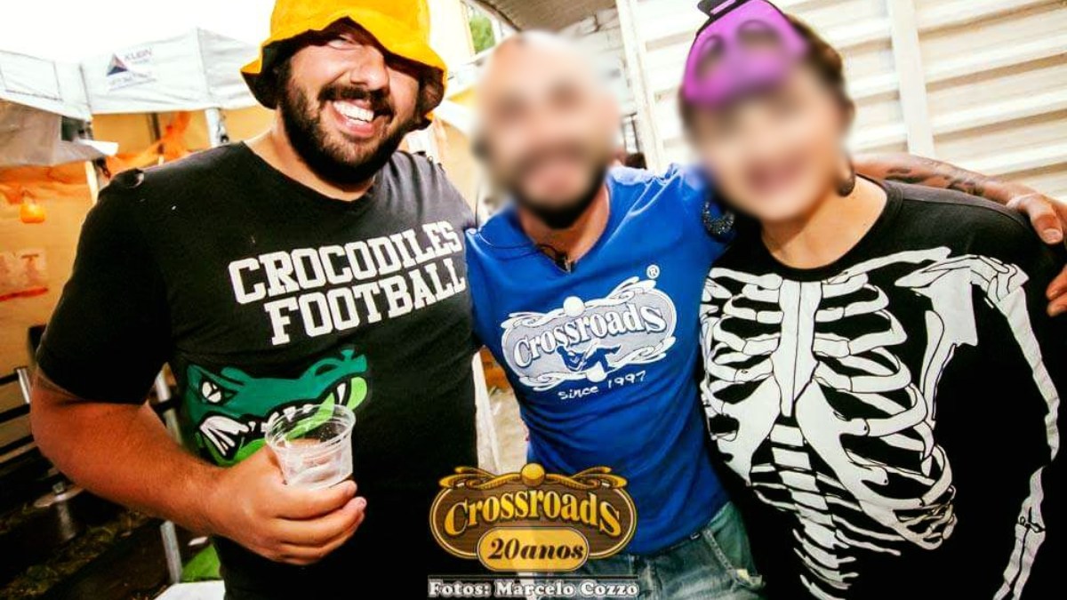 Daniel ao lado da esposa e de um amigo em uma comemoração no Bar Crossroads, onde o jogador trabalhava 