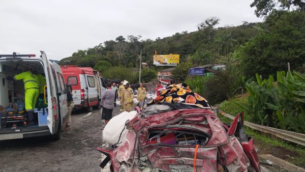 Carro com casal e duas crianças é arrastado por caminhão no Paraná