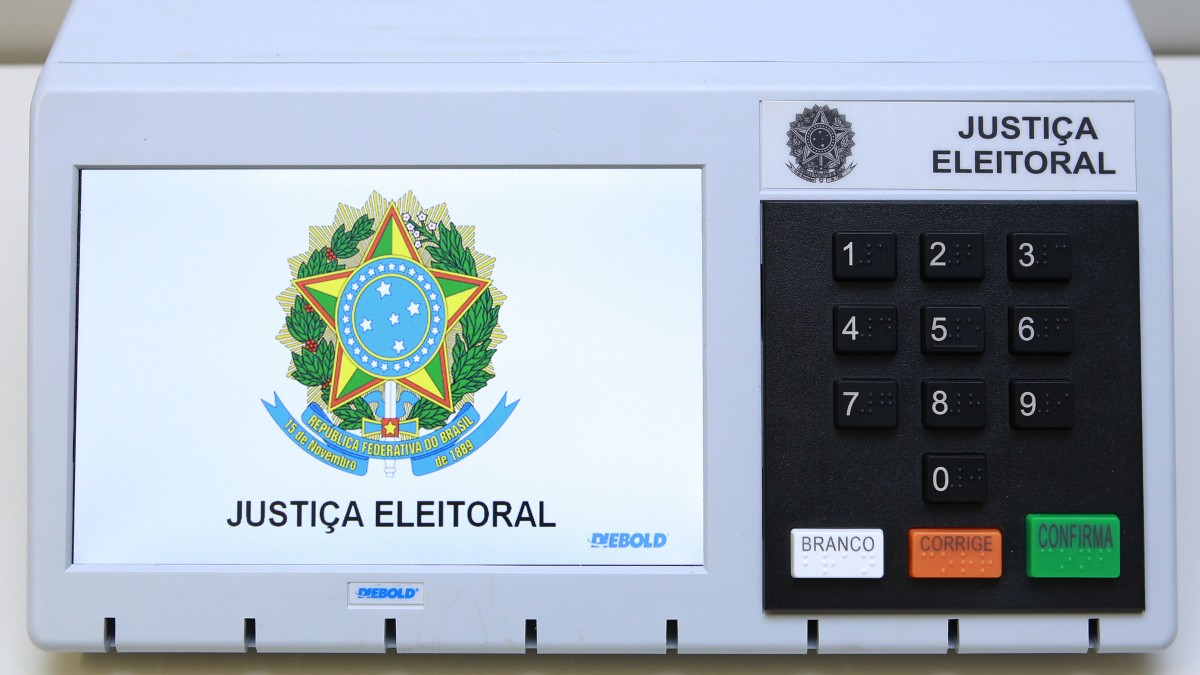 Eleitores que estiveram fora de seu domicílio eleitoral no primeiro turno das Eleições 2024, neste domingo (6), devem justificar sua ausência para não sofrer punições. A justificativa eleitoral pode ser feita via aplicativo e-Título (disponível para download para as plataformas Android e iOS) ou pessoalmente, com a apresentação do formulário específico nas sessões e cartórios eleitorais, durante o horário da votação, das 8h às 17h.