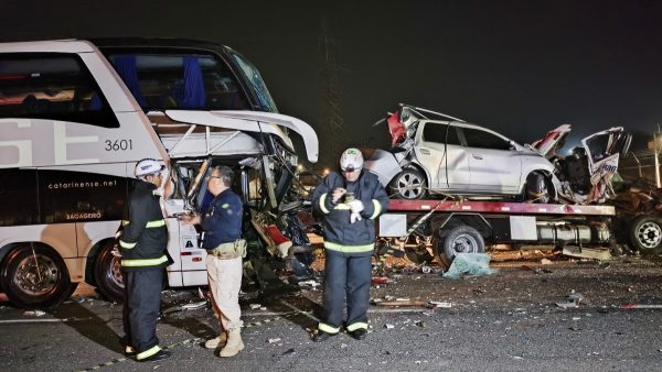 Um idoso ficou gravemente ferido após um acidente entre um carro e um ônibus biarticulado, no Centro de Curitiba, na manhã desta segunda-feira (19). De acordo com as informações da Guarda Municipal de Curitiba (GMC), o motorista que se feriu teria furado o sinal no cruzamento da rua Alferes Poli com a avenida Sete de Setembro, sendo atingido pelo ônibus. Além dele, uma passageira do carro, também idosa, se feriu no acidente.