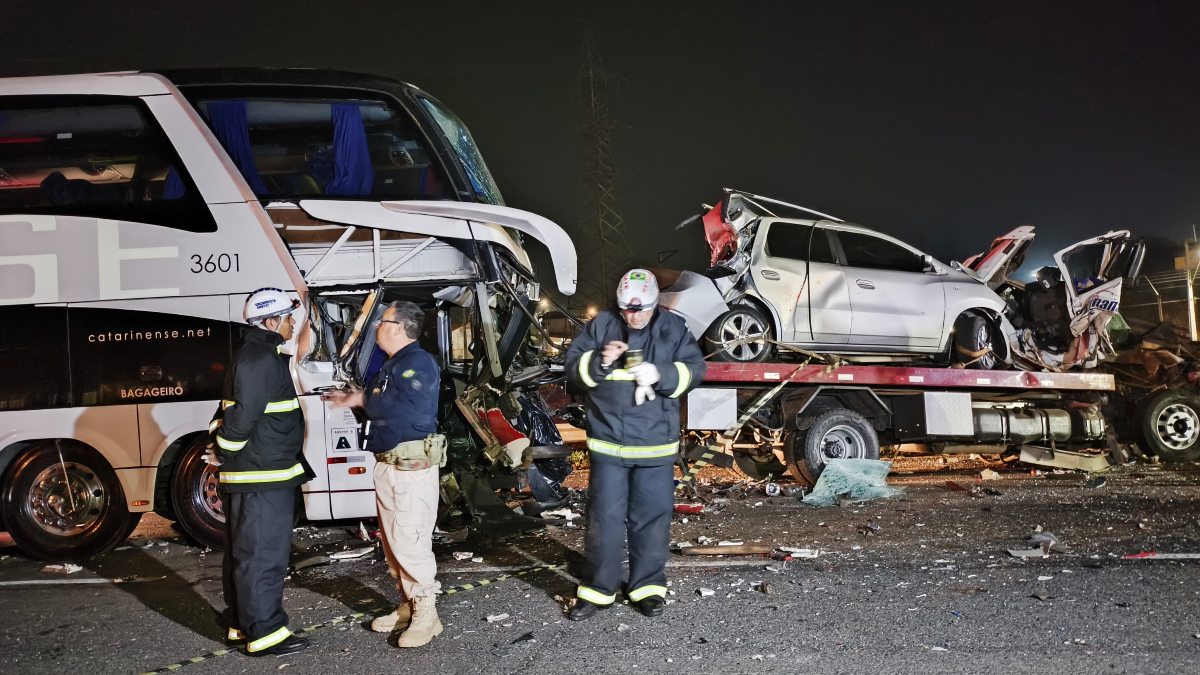 Passageiros de ônibus relatam desespero durante engavetamento na BR-277