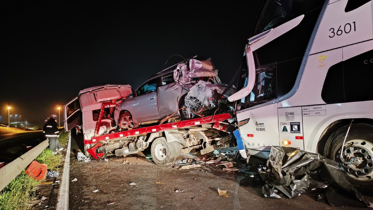 Engavetamento com ônibus deixa uma pessoa morta na BR-277