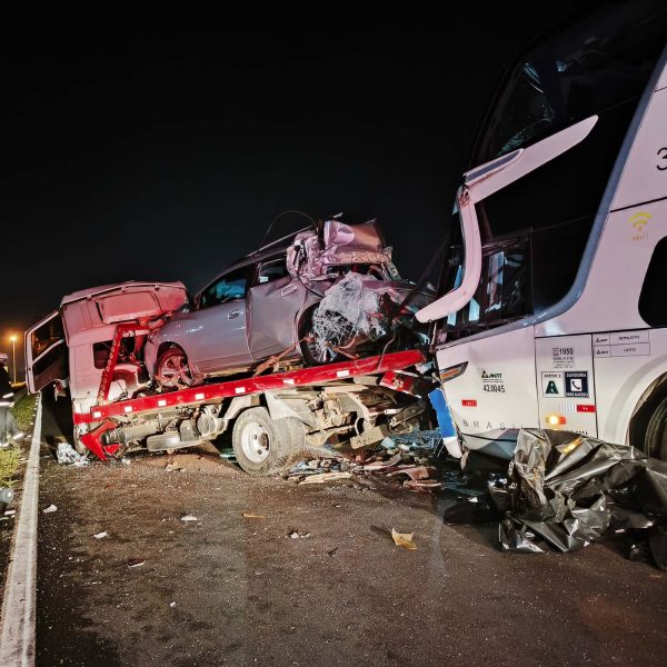 Homem cai de ônibus após acidente com caminhão na BR-277; assista ao vídeo