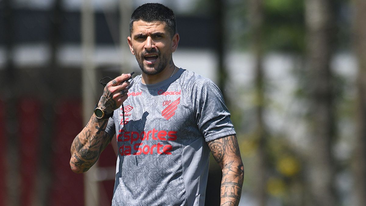 Lucho González comanda treino antes de Racing x Athletico, pela Copa Sul-Americana