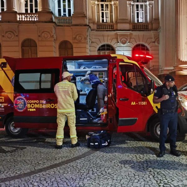 Um incêndio de grandes proporções em uma área de mata ameaça atingir casas e prédios da região da Gleba Palhano, em Londrina, nesta quinta-feira (26). As chamas que tomam conta de um bosque já se espalharam pelo bairro e começam a provocar danos também em outros pontos. Moradores relataram que o fogo atingiu algumas sacadas de prédios e destruiu um quiosque localizado dentro de um condomínio.