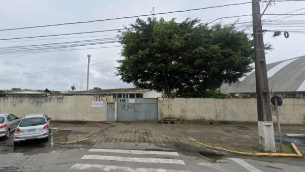 Uma aluna de uma escola da rede pública foi agredida até desmaiar por outra estudante, na tarde de quinta-feira (26), em Maringá, no norte do Paraná. A briga entre as duas adolescentes foi registrada em vídeo por uma testemunha. Nas imagens, é possível ver que uma das meninas desfere diversos socos e chutes contra a outra, em frente a um grupo de estudantes que saía da aula. Em seguida, a garota que era agredida cai inconsciente na calçada.