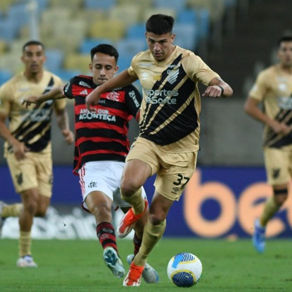 Técnico Lucho González muda escalação para Athletico x Botafogo, pelo Brasileirão 2024