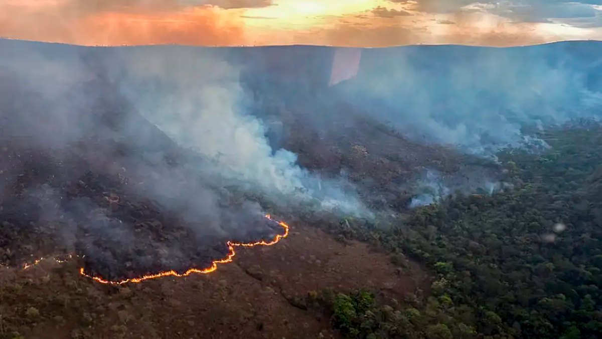 Os focos avançam sobre a Amazônia e o Pantanal