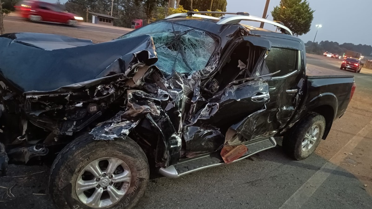 Caminhonete fica destruído em acidente na BR-277