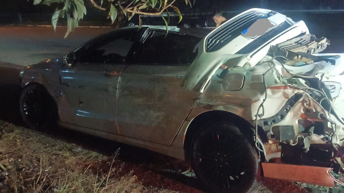 Carro é atingido por carreta na BR-277 