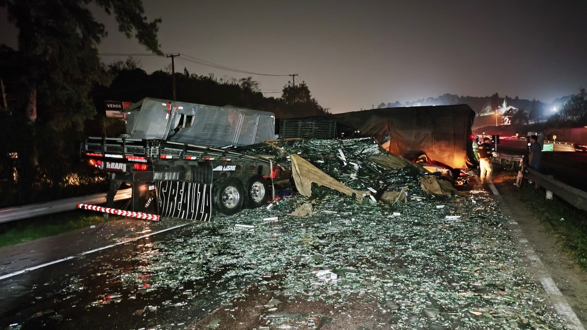 Caminhão carregado com vidros se envolve em acidente na BR-277