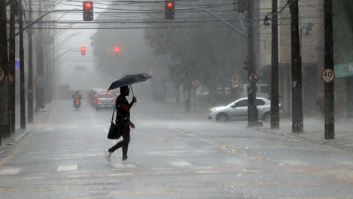 Frente fria se aproxima e chuva de forte intensidade é prevista no PR; veja quando