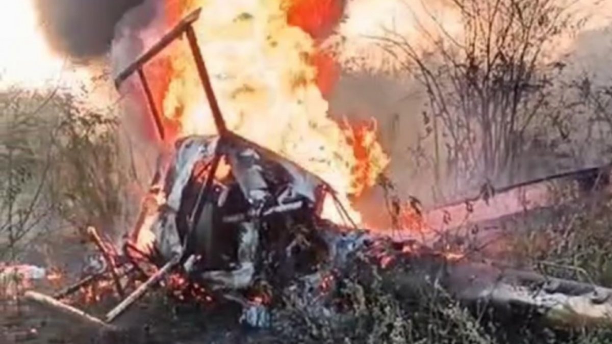 Helicóptero cai, pega fogo e deixa dois mortos e um ferido