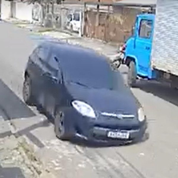 Homem abandona carro após atingir três veículos; apenas peruca ficou para trás