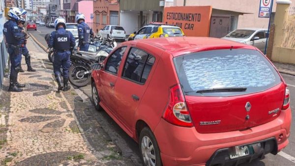 Um bebê recém-nascido foi abandonado ao lado de uma obra, em Campo Mourão, no centro-oeste do Paraná, na tarde de terça-feira (20). A criança estava dentro de um sacola, enrolada em um lençol, e foi encontrada por um pedreiro que trabalhava no local. O bebê, que ainda estava com o cordão umbilical, foi encaminhado para a Santa Casa da cidade, onde passou por exames que constataram suas boas condições de saúde.