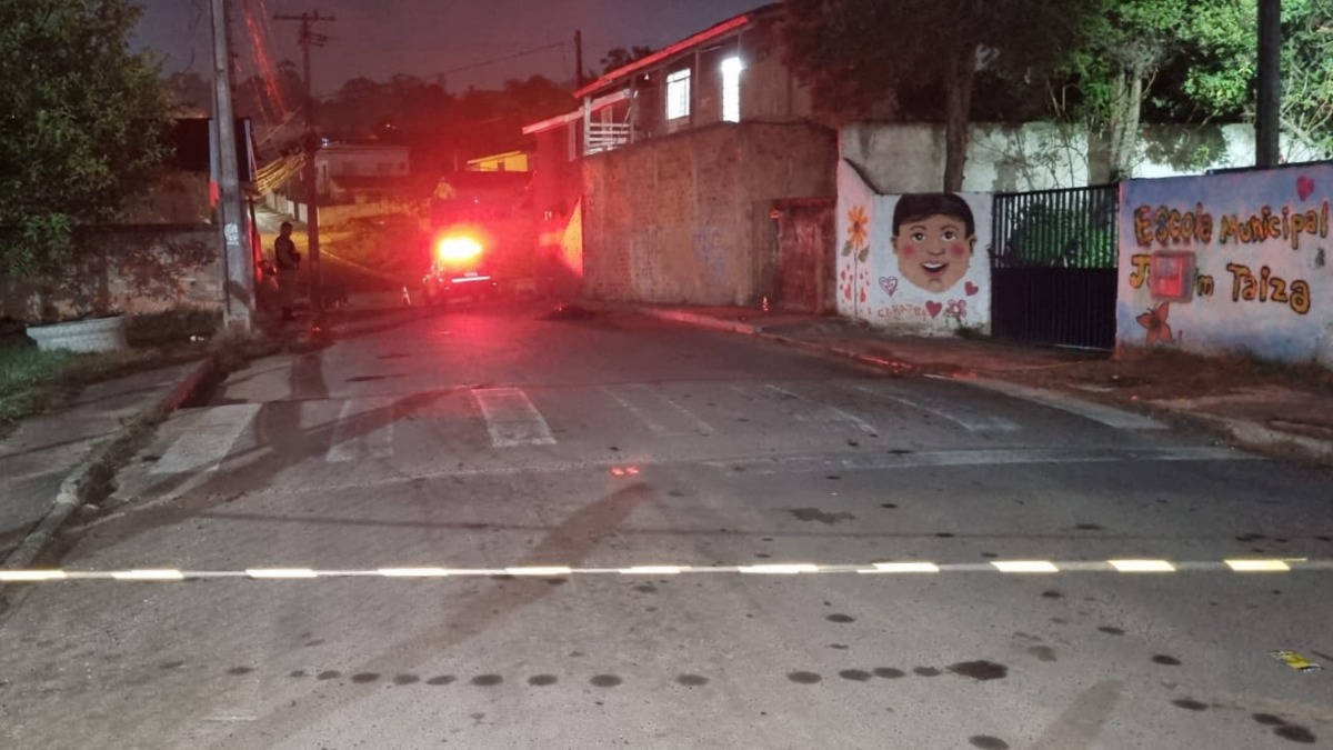 Um homem de aproximadamente 35 anos foi executado a tiros no final da noite de sábado (21), em, Almirante Tamandaré, na Região Metropolitana de Curitiba. De acordo com os moradores da região, no bairro Jardim Taísa, algumas horas antes do crime, ainda durante o dia, houve uma grande discussão em frente à casa abandonada onde a vítima foi assassinada. A Polícia Civil do Paraná (PCPR) investiga o caso, que pode estar relacionado à disputa entre grupos de traficantes pelos pontos de venda de drogas da cidade.