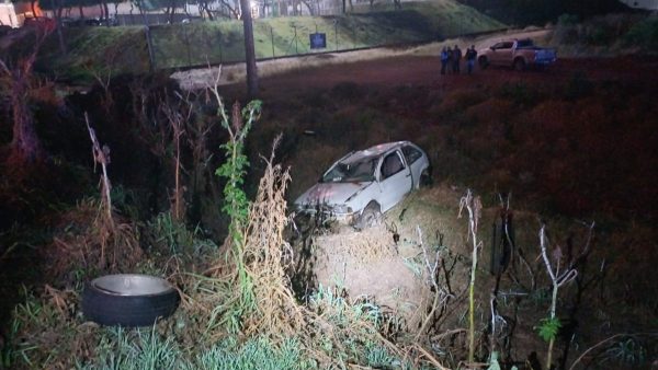 Um motociclista morreu após um grave acidente no bairro Campo Comprido, na noite de sábado (21). O jovem identificado como Henrique Jurandir da Silva, 26 anos, foi reanimado pelas equipes do Corpo de Bombeiros por mais de uma hora, mas morreu ao chegar ao hospital. Ele trabalhava como motoboy em uma pizzaria no bairro São Braz e voltava de uma entrega quando foi atingido de frente por um Peugeot 208 que realizou uma conversão pela contramão da rua. O acidente foi registrado por uma câmera de segurança, que captou toda a dinâmica da colisão