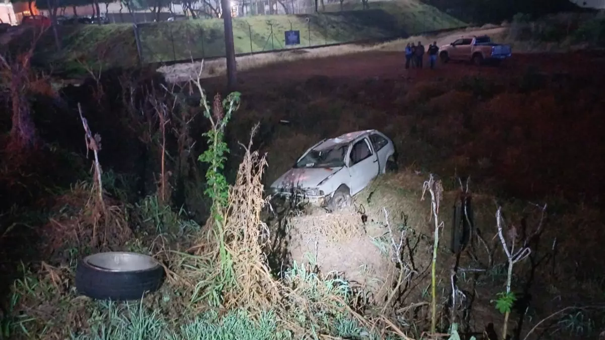 Um homem de 31 anos morreu após capotar o carro na BR-376, em Ponta Grossa, nos Campos Gerais do Paraná, no início da madrugada deste domingo (22). De acordo com a Polícia Rodoviária Federal (PRF), a vítima foi ejetada do veículo após o capotamento. 