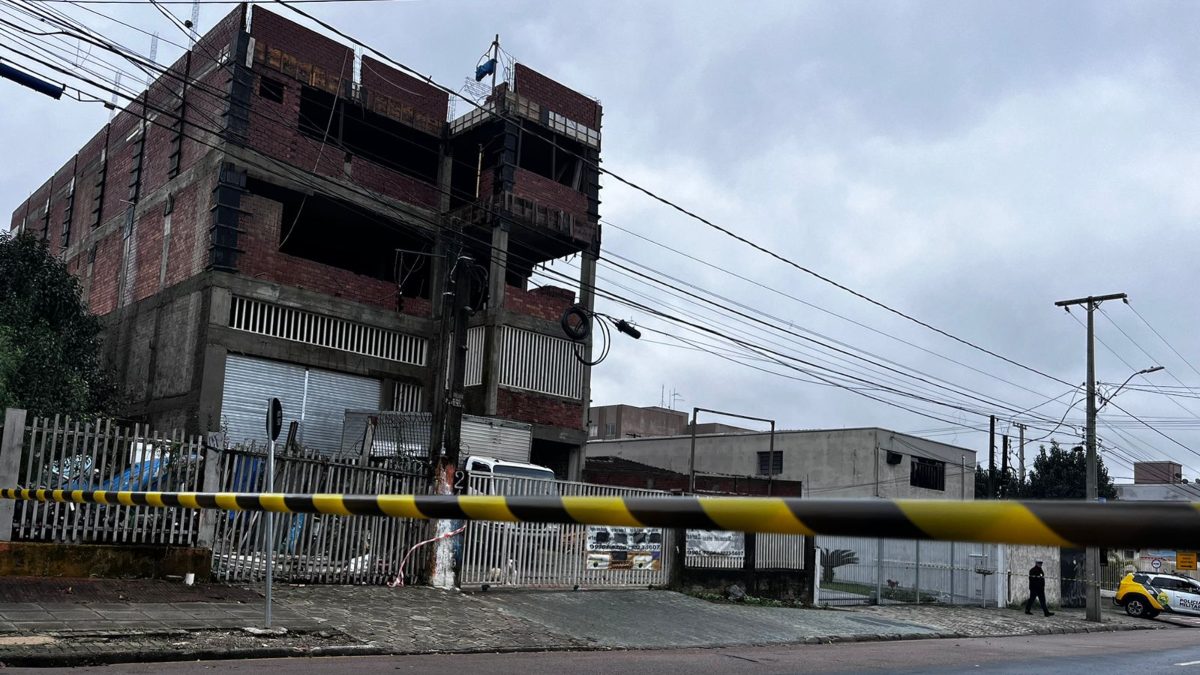 Um empreiteiro morreu após ser atingido por uma desabamento em uma obra no bairro Capão Raso, no início da manhã desta segunda-feira (16). De acordo com as primeira informações da Polícia Militar do Paraná (PMPR) a vítima, um homem de 55 anos, foi até o local para vistoriar a construção de um edifício de pequeno porte, quando parte da construção desabou.