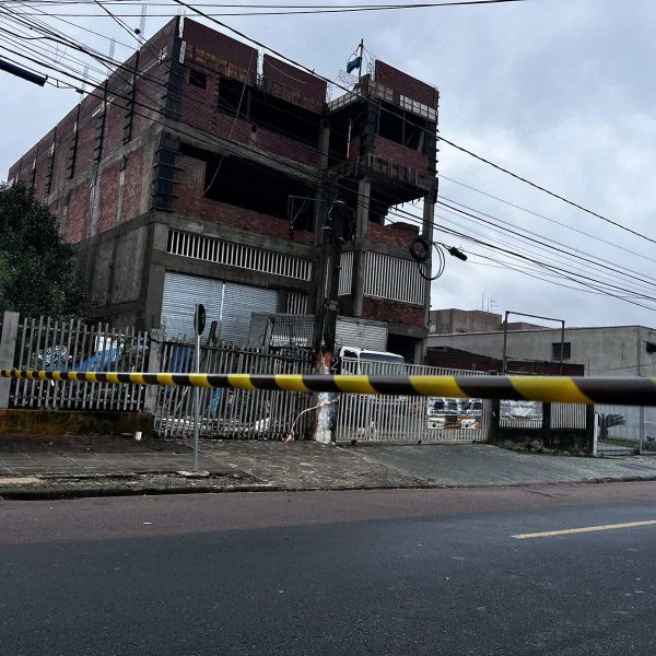 Carro prensas mulher e criança na parede de supermercado