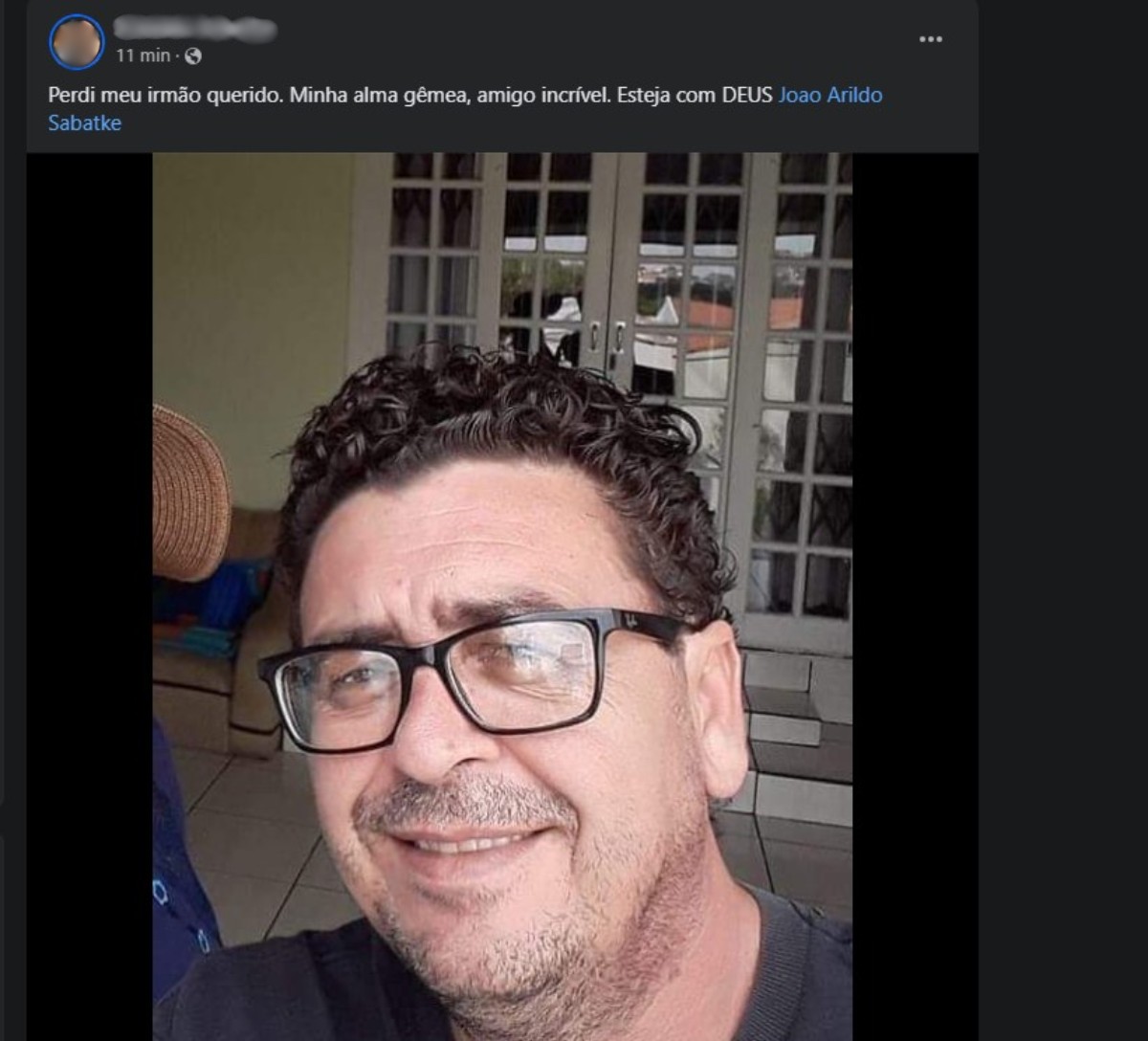 O motorista de uma van que morreu após sofrer um mal súbito na manhã desta quinta-feira (5), no bairro Boqueirão, em Curitiba, foi identificado. João Arildo Sabatke tinha 58 anos e era bastante conhecido na região. Ele era irmão do dono de um bar famoso por ser um local de tributo ao rock.