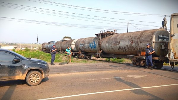 Homem abandona carro após atingir três veículos; apenas peruca ficou para trás