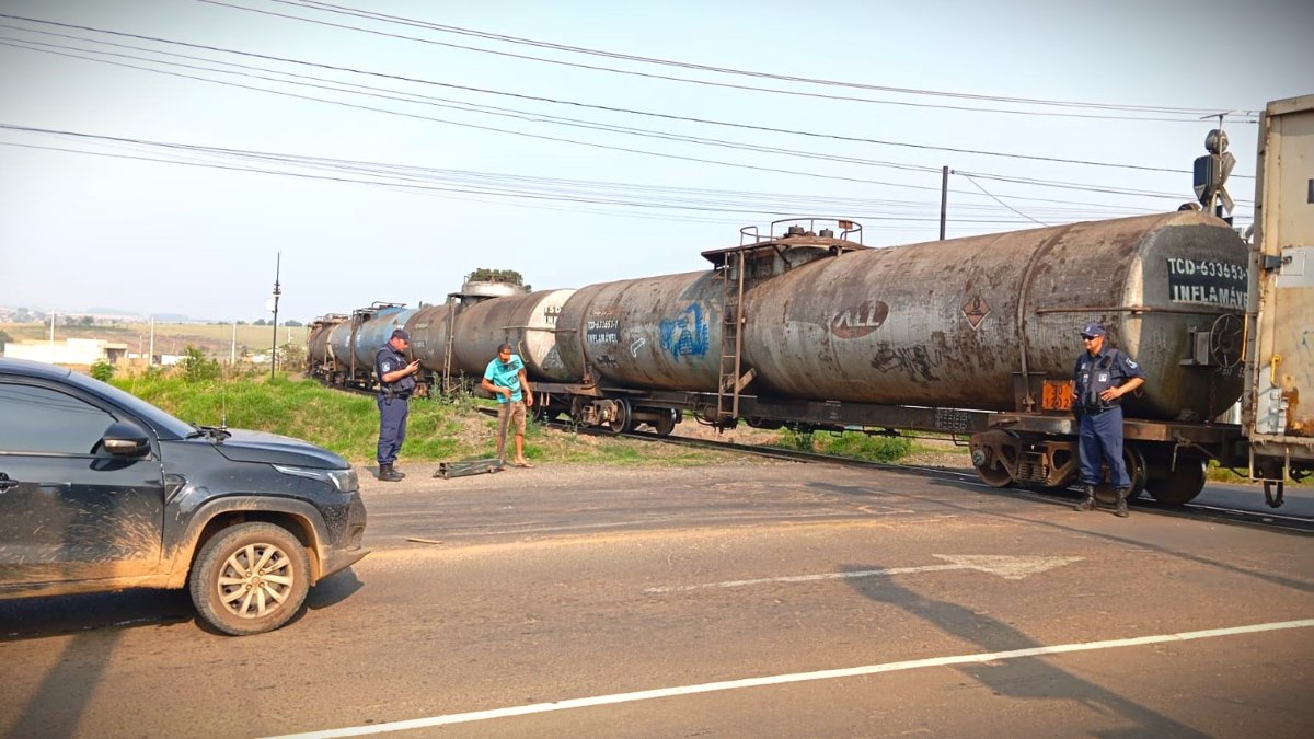 Um grupo de pessoas que passava pela região evitou um grave acidente entre uma caminhonete e um trem, e, Ponta Grossa, na segunda-feira (23). Eles empurraram o veículo, que sofreu uma pane e parou sobre os trilhos, para longe da locomotiva que se aproximava do cruzamento. Um passageiro do carro que estava logo atrás da caminhonete registrou o momento em que os homens removem o veículo e evitam o acidente (assista ao vídeo abaixo). 