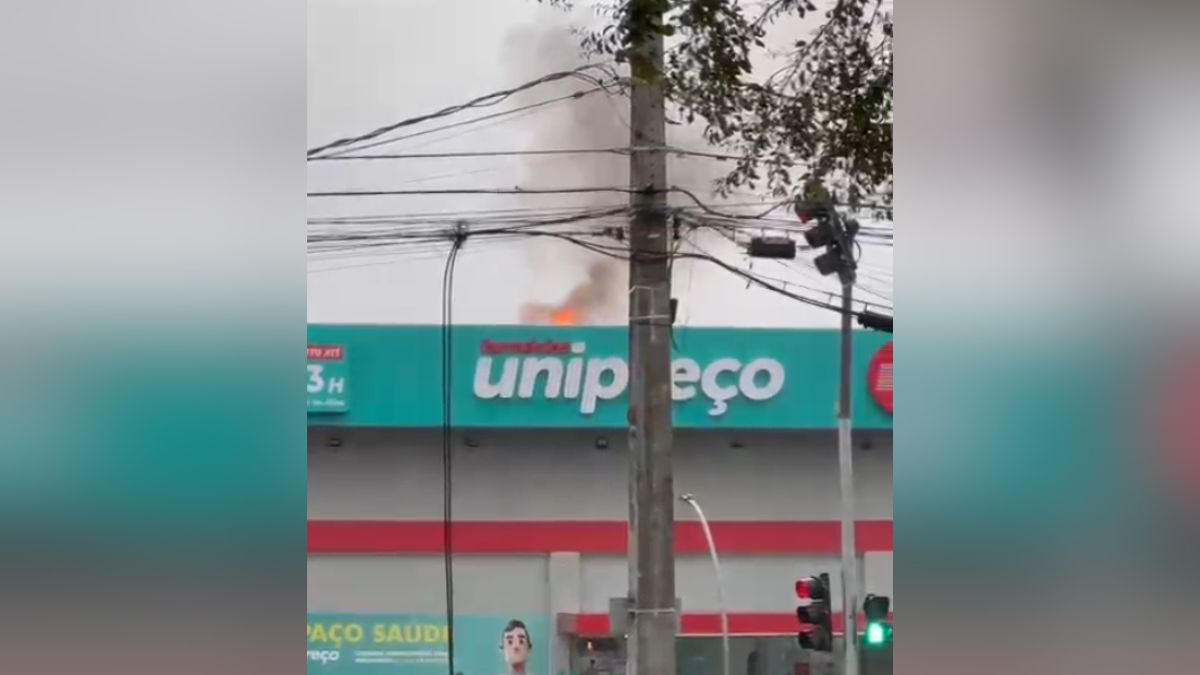 Raio atinge farmácia na Grande Curitiba e causa incêndio; veja imagens 