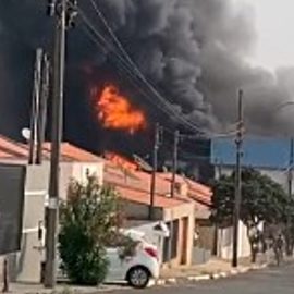 Um incêndio de grandes proporções consome parte das instalações de uma indústria de alimentos, especializada em frangos, às margens da rodovia PR-092, em Joaquim Távora, no Norte Pioneiro. Vídeos de moradores da região mostram a extensão do fogo, que tomou conta de vários setores da empresa. Como há risco de explosão devido aos produtos químicos armazenados na fábrica, as casas vizinhas ao local precisaram ser evacuadas