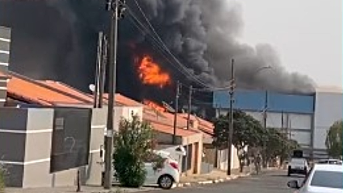 Um incêndio de grandes proporções consome parte das instalações de uma indústria de alimentos, especializada em frangos, às margens da rodovia PR-092, em Joaquim Távora, no Norte Pioneiro. Vídeos de moradores da região mostram a extensão do fogo, que tomou conta de vários setores da empresa. Como há risco de explosão devido aos produtos químicos armazenados na fábrica, as casas vizinhas ao local precisaram ser evacuadas 