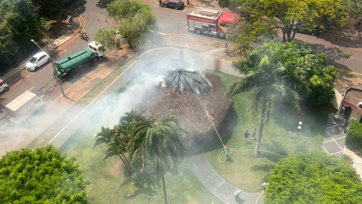 Um incêndio de grandes proporções em uma área de mata ameaça atingir casas e prédios da região da Gleba Palhano, em Londrina, nesta quinta-feira (26). As chamas que tomam conta de um bosque já se espalharam pelo bairro e começam a provocar danos também em outros pontos. Moradores relataram que o fogo atingiu algumas sacadas de prédios e destruiu um quiosque localizado dentro de um condomínio.