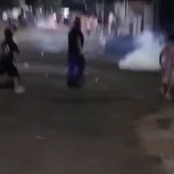 Vídeo mostra PM atirando em mulher que atacava oficiais de justiça e policiais no PR