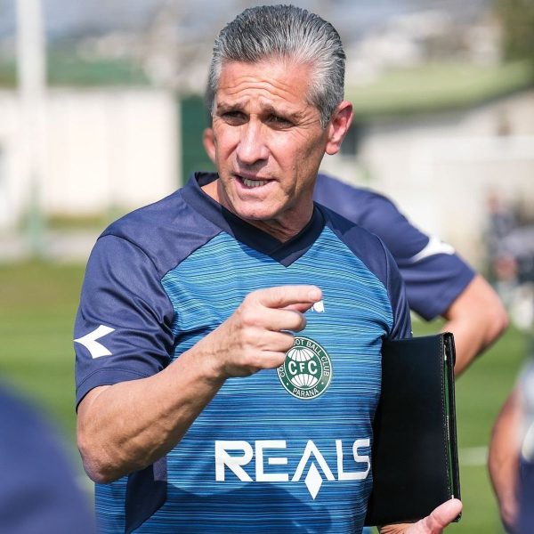 Técnico do Coritiba, Jorginho, em treino no CT da Graciosa