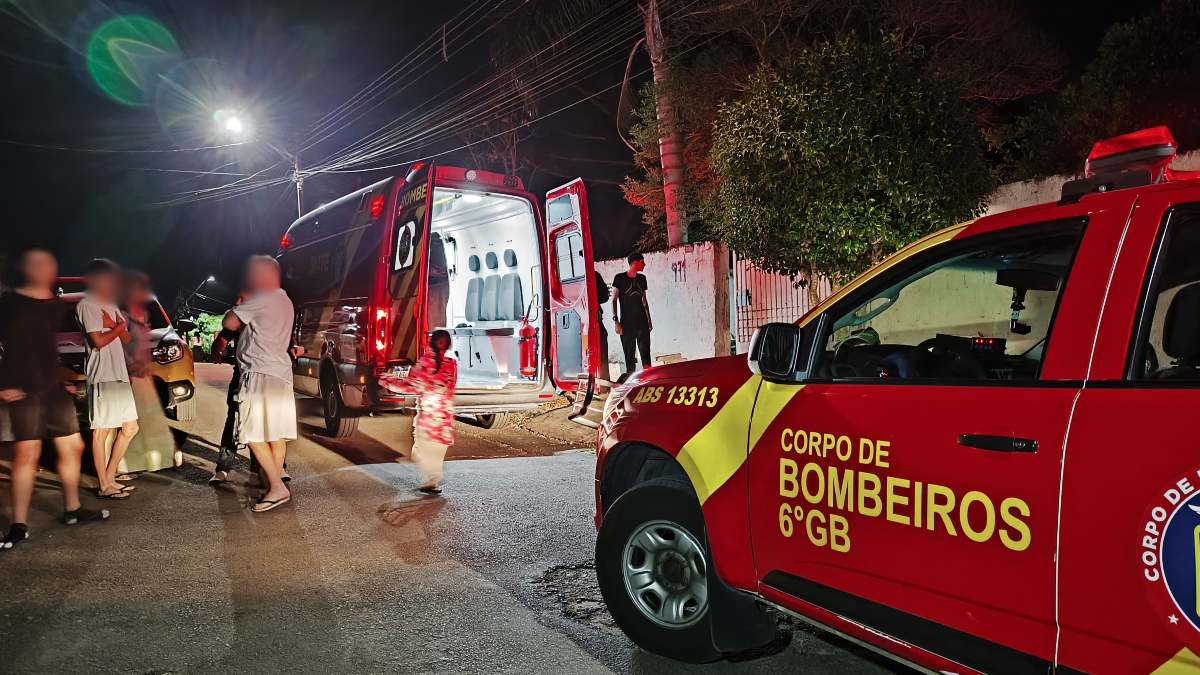 Jovem é atacado a facadas por atual namorado da ex e morre na frente da família