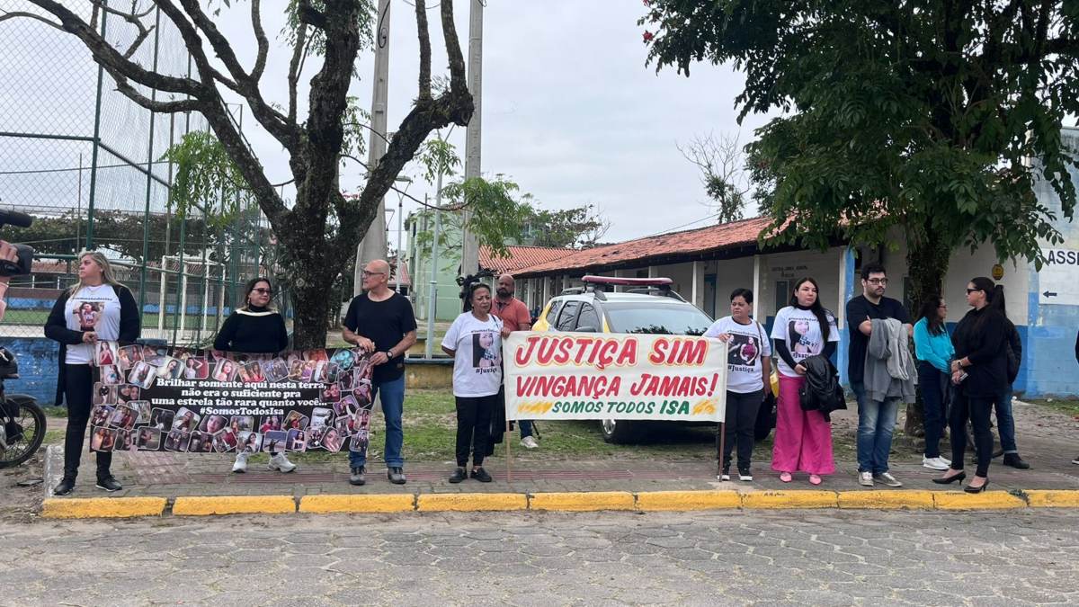 Após dois adiamentos e com cerca de duas horas de atraso, começou nesta terça-feira (3), em Pontal do Paraná, no litoral paranaense, o julgamento de Everton Vargas, acusado pela morte da youtuber Isabelly Cristine Domingos dos Santos. O júri, que deve durar dois dias, é o desfecho do crime ocorrido em fevereiro de 2018, quando a vítima, que tinha 14 anos, foi morta a tiros após uma discussão de trânsito, na PR-407, também em Pontal do Paraná.