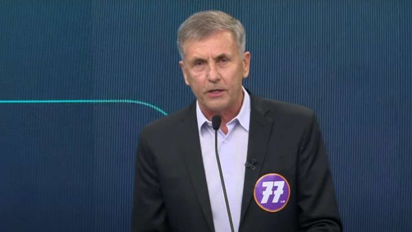 Manuella Niclewicz com os seis candidatos participantes do debate no estúdio