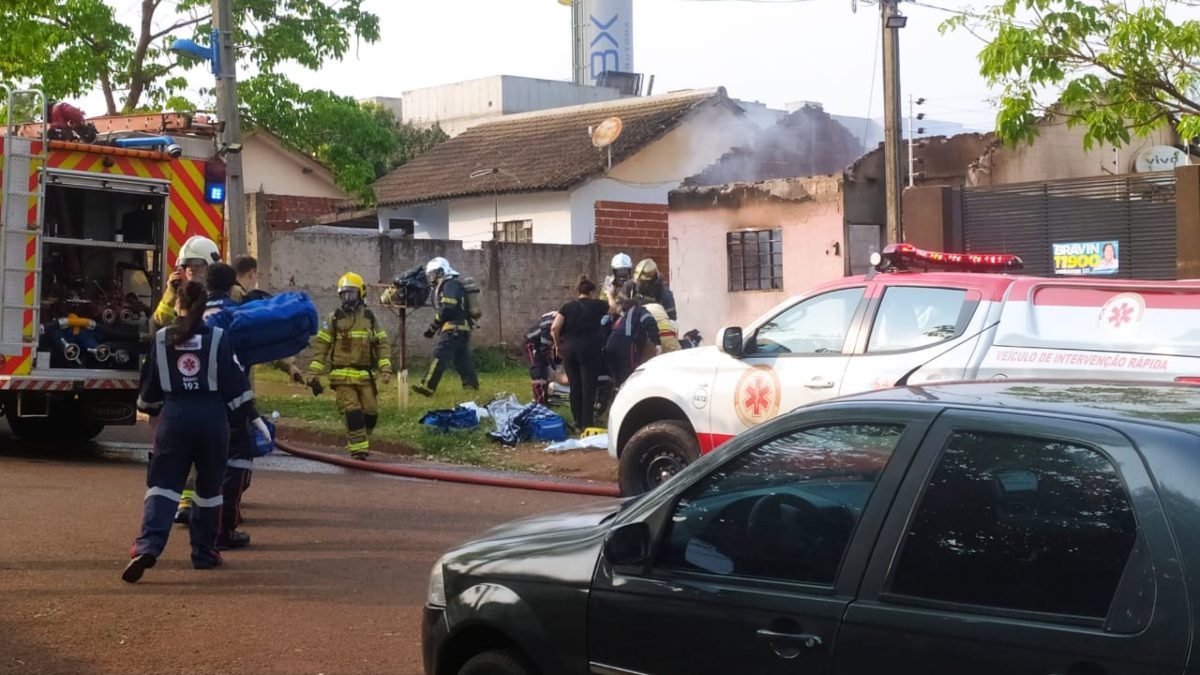 Mãe e filho ficam gravemente feridos em incêndio em Maringá; jovem é entubado