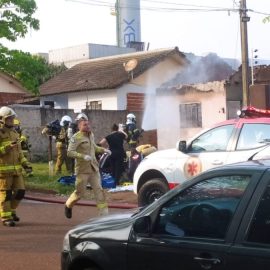 Mãe e filho ficam gravemente feridos em incêndio em Maringá; jovem é entubado