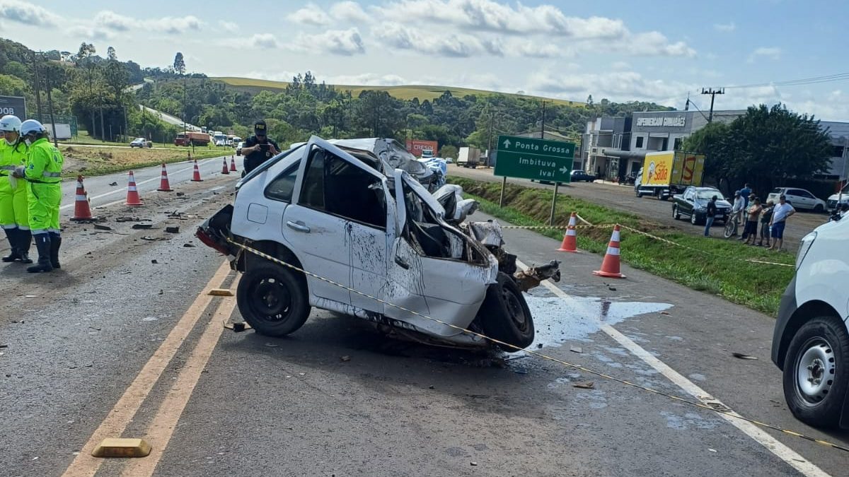 Veículo de suspeito de atacar esposa com machado ficou completamente destruído