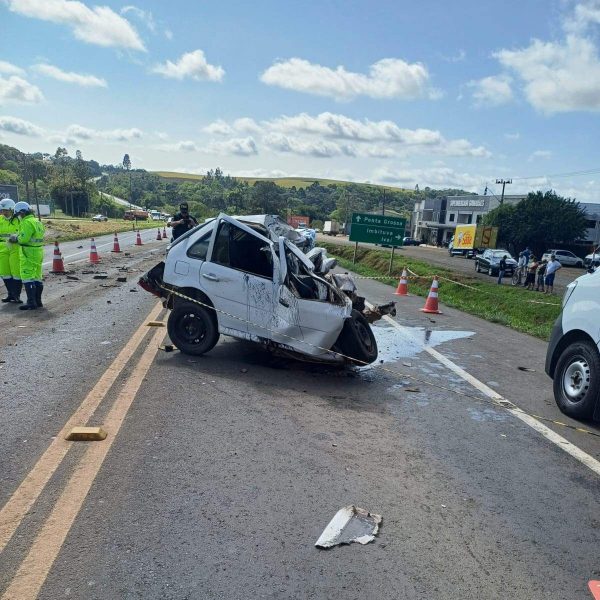 Uma motorista com sinais de embriaguez causou um grave acidente em Piraquara, na Região Metropolitana de Curitiba, na noite de sábado (28). De acordo com testemunhas, ela teria perdido o controle do carro e invadido a contramão, atingindo uma moto que foi então arremessada contra outro carro. Após as colisões, a condutora da moto, uma jovem de 27 anos, foi socorrida e levada em estado gravíssimo para o hospital.