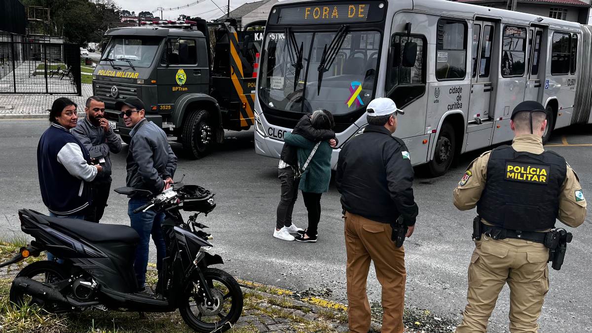 "Nasci de novo, é essa sensação". As palavras de um motociclista resumem bem o susto que ele levou após se envolver em um acidente com um Ligeirinho, na manhã desta sexta-feira (6), no Bairro Alto, em Curitiba. O jovem, que prefere não se identificar, trafegava com sua motoneta pela rua José Zgoda, nas proximidades da Linha Verde, quando se distraiu e não percebeu que o ônibus faria uma conversão à esquerda. Sem tempo para evitar a batida assim que percebeu a manobra, o motociclista acertou a lateral do ônibus e, em seguida, atingiu uma cerca de um terreno baldio. 