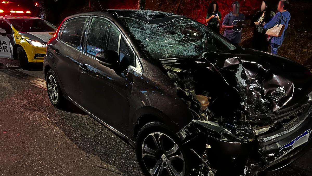 Um motociclista morreu após um grave acidente no bairro Campo Comprido, na noite de sábado (21). O jovem identificado como Henrique Jurandir da Silva, 26 anos, foi reanimado pelas equipes do Corpo de Bombeiros por mais de uma hora, mas morreu ao chegar ao hospital. Ele trabalhava como motoboy em uma pizzaria no bairro São Braz e voltava de uma entrega quando foi atingido de frente por um Peugeot 208 que realizou uma conversão pela contramão da rua. O acidente foi registrado por uma câmera de segurança, que captou toda a dinâmica da colisão