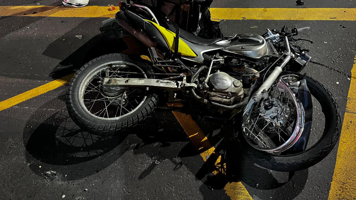 Um motociclista morreu após um grave acidente no bairro Campo Comprido, na noite de sábado (21). O jovem identificado como Henrique Jurandir da Silva, 26 anos, foi reanimado pelas equipes do Corpo de Bombeiros por mais de uma hora, mas morreu ao chegar ao hospital. Ele trabalhava como motoboy em uma pizzaria no bairro São Braz e voltava de uma entrega quando foi atingido de frente por um Peugeot 208 que realizou uma conversão pela contramão da rua. O acidente foi registrado por uma câmera de segurança, que captou toda a dinâmica da colisão