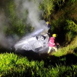 Motorista morre carbonizado após capotamento de carro no Paraná