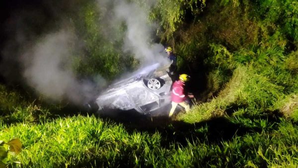 Um acidente envolvendo dois carros deixou sete pessoas, três delas crianças, gravemente feridas, na tarde deste domingo (8), no Contorno Norte, em Almirante Tamandaré, Região Metropolitana de Curitiba. Uma das vítimas ficou presa nas ferragens e precisou ser resgatada de helicóptero.