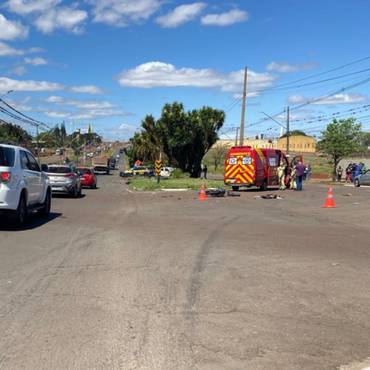 A Polícia Militar do Paraná (PMPR) prendeu quatro suspeitos de agir como batedores para o homem que provocou um acidente de trânsito, causando a morte de um adolescente, quando fugia da Polícia Rodoviária Federal (PRF), em Londrina, no norte do Paraná. Os presos estavam em dois carros, que foram parados pelos policiais na PR-537, entre as cidades de Bela Vista do Paraíso e Florestópolis, a cerca de 70 quilômetros do local do acidente.