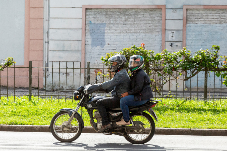 Vereadores podem proibir serviço de mototáxi em Curitiba; veja no RIC Notícias Opinião
