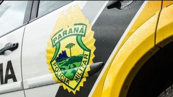 Um motociclista morreu após um grave acidente no bairro Campo Comprido, na noite de sábado (21). O jovem identificado como Henrique Jurandir da Silva, 26 anos, foi reanimado pelas equipes do Corpo de Bombeiros por mais de uma hora, mas morreu ao chegar ao hospital. Ele trabalhava como motoboy em uma pizzaria no bairro São Braz e voltava de uma entrega quando foi atingido de frente por um Peugeot 208 que realizou uma conversão pela contramão da rua. O acidente foi registrado por uma câmera de segurança, que captou toda a dinâmica da colisão