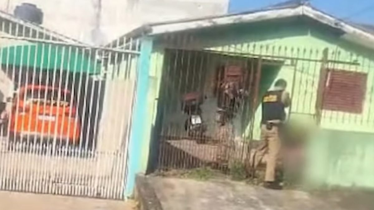 Vídeo mostra PM atirando em mulher que atacava oficiais de justiça e policiais no PR