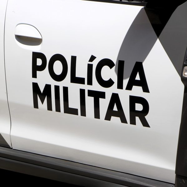 Um homem foi brutalmente assassinado, com diversos tiros, na zona leste de Londrina, na manhã desta quarta-feira (11). Conforme as primeiras informações da Polícia Militar do Paraná (PMPR), a vítima estava sozinha em um carro que foi perseguido pelos atiradores. Então, nessa perseguição, ele perdeu o controle do veículo, acertou um poste e só parou em um terreno baldio, local em que foi morto.